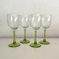 4 Wijnglazen licht groene voet